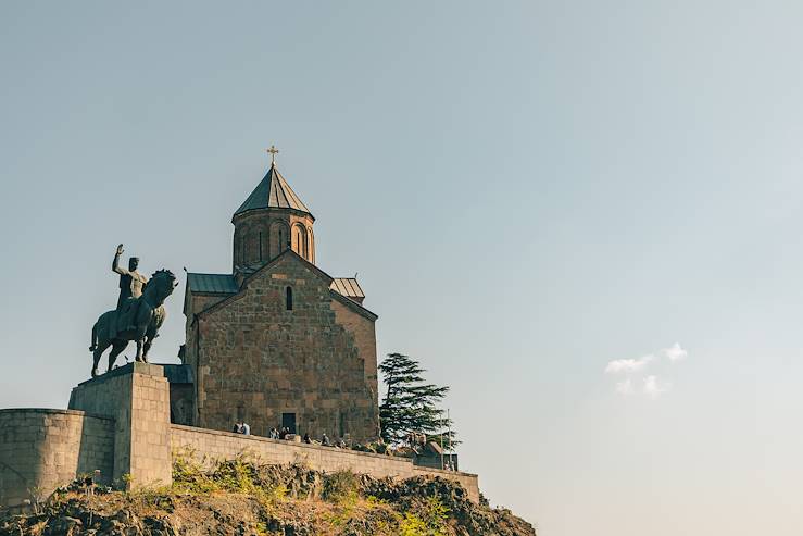 Eglise de Metekhi - Tbilissi - Géorgie © Sevendeman / Adobe Stock