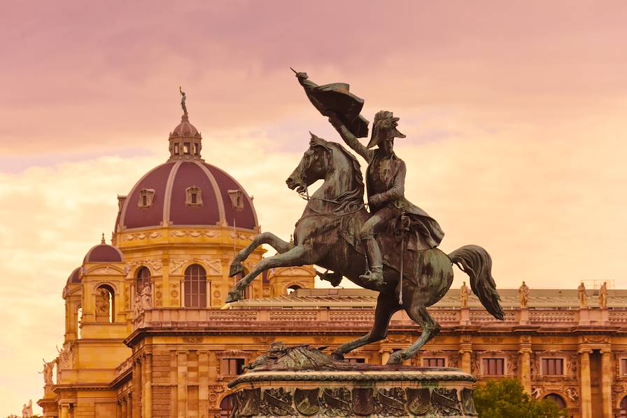 Statue de l'archiduc Charles d'Autriche sur la Heldenplatz - Vienne - Autriche © Nikolai Sorokin/fotolia.com