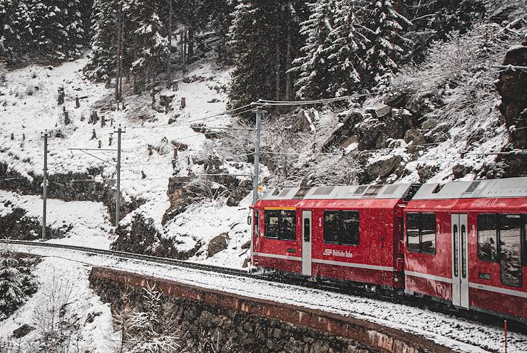 train - St Moritz - Suisse © Nir Himi / Unsplash.fr