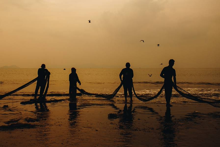 Pêcheur - Indonésie © Qurrata / Adobe Stock