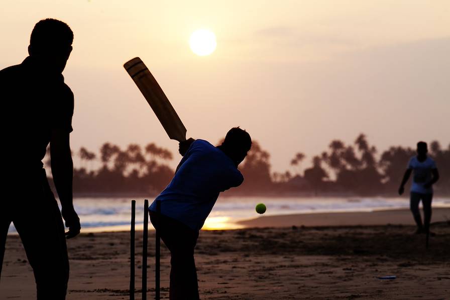 Garçon jouant au cricket sur la plage -  Sri Lanka © Melinda Nagy/Fotolia.com