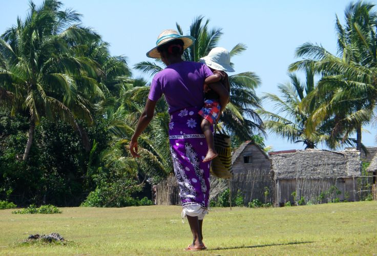 Villageoise et son enfant - Ambahy - Pangalanes - Madagascar © Jalil Bellout