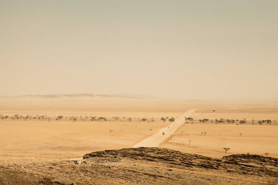 Route dans le désert en Namibie, région d'Erongo © ©hungry_herbivore - stock.adobe.com