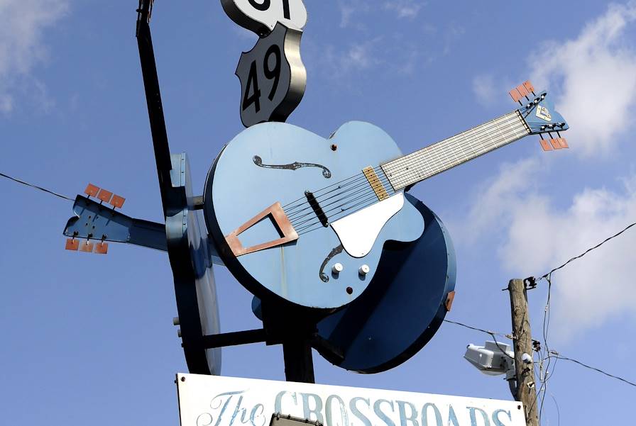 The Crossroads, intersection de la Route 61 et de la Route 49 - Clarksdale - Mississippi - Etats-Unis © Land of the King