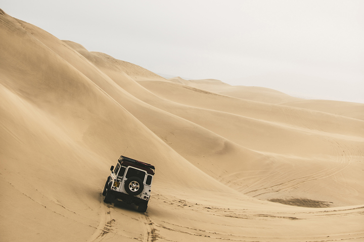 voiture dans les dunes de Namibie