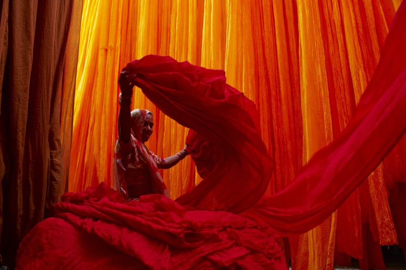 femme avec une belle robe rouge en Inde