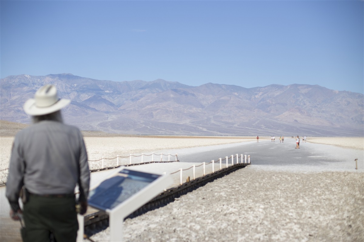 Homme avec un chapeau dans Death Valley