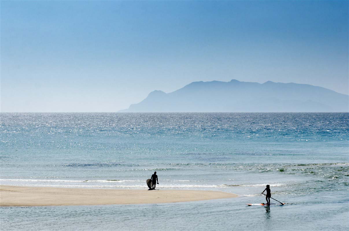 Surffeurs sur une plage du Japon 
