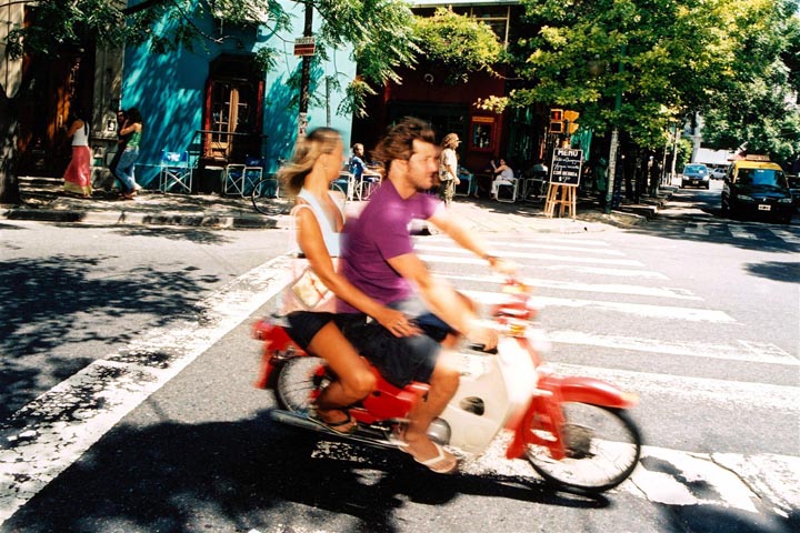 Couple sur un scooter