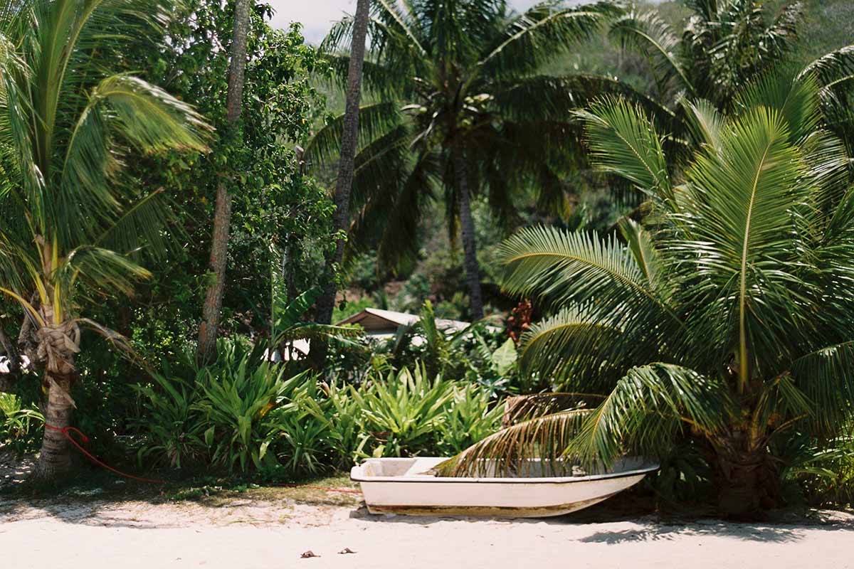 Bateau sur une plage en Polynésie