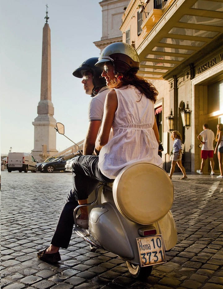 Couple sur un scooter dans Rome