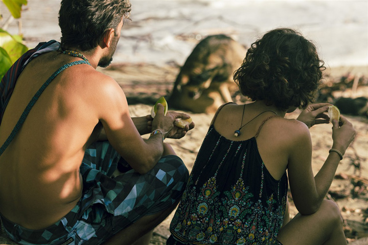 couple sur la plage en colombie