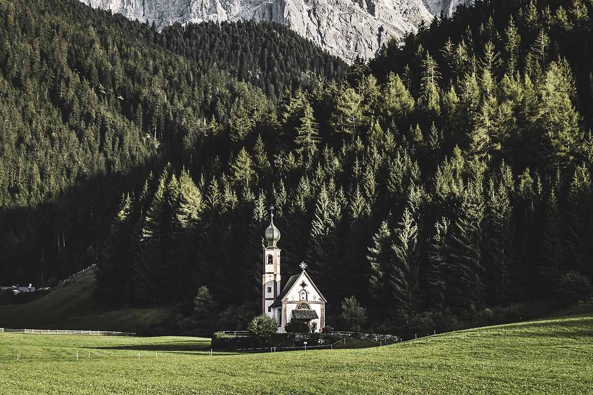 Eglise dans les Dolomites