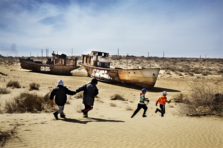 Enfants sur la plage en Ouzbékistan