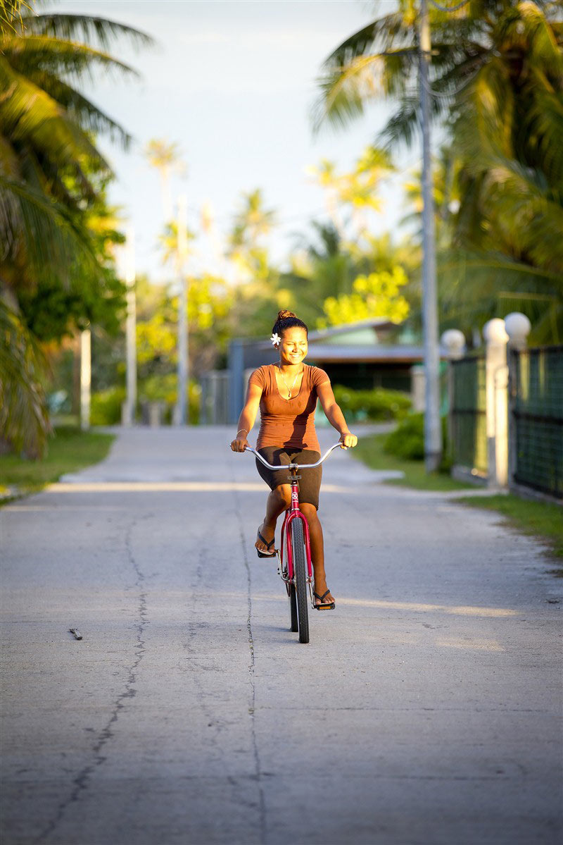 Femme à vélo Polynésie