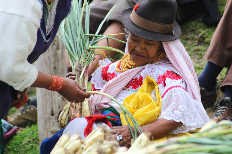 Femme au marché en Equateur
