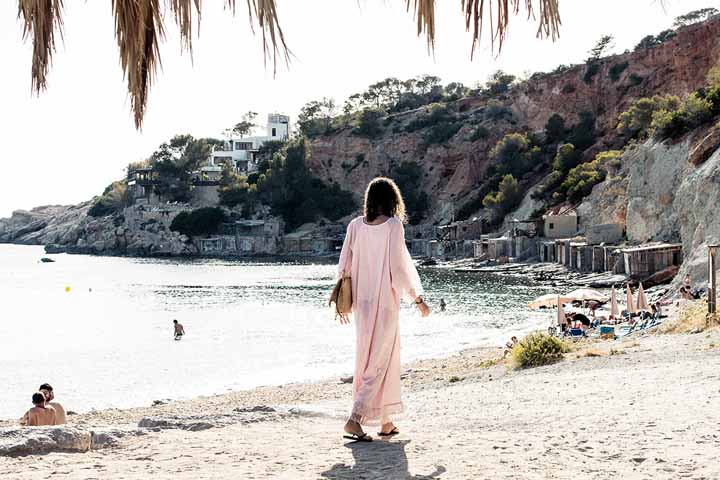 Femme le long de la plage à Ibiza