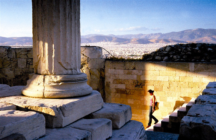 Femme qui visite Athènes et ses monuments 