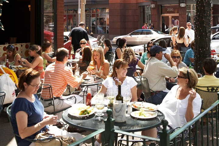 Femmes sur une terrasse d'un restaurant à Boston