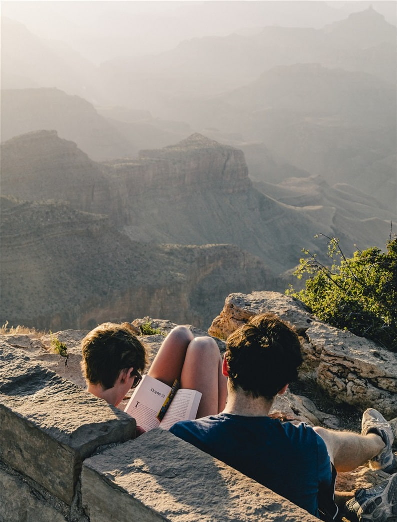Scène de vie lecture au Grand Canyon