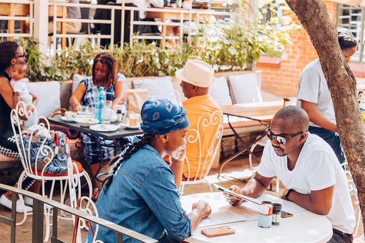 hommes et femmes sud-africains qui déjeunent au restaurant