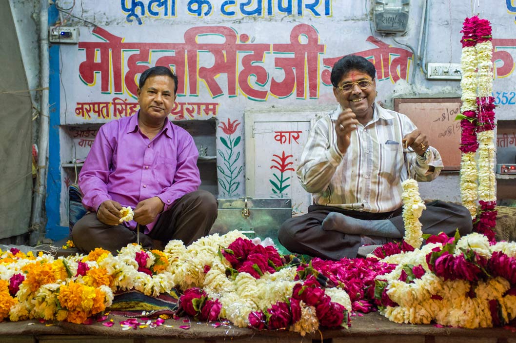 Hommes avec des fleurs Inde