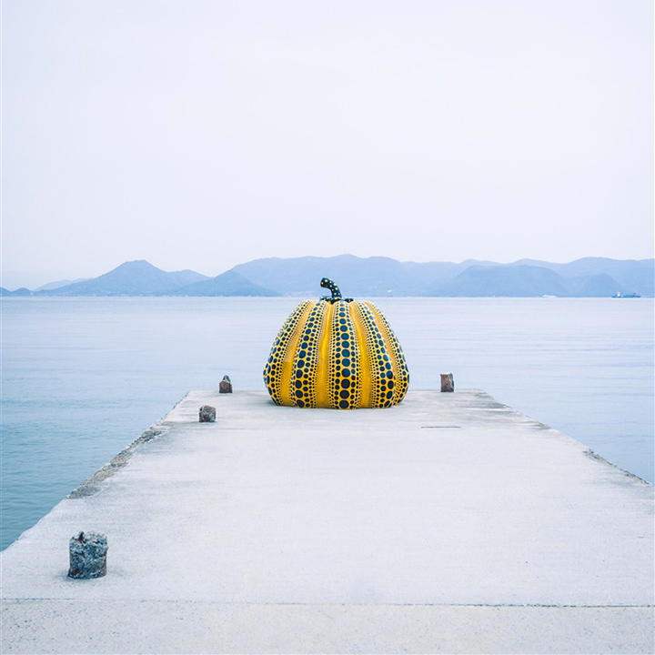 Installation artistique au Japon à coté de l'eau