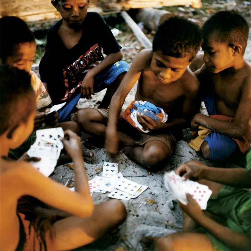 Enfants qui jouent aux cartes en Indonésie