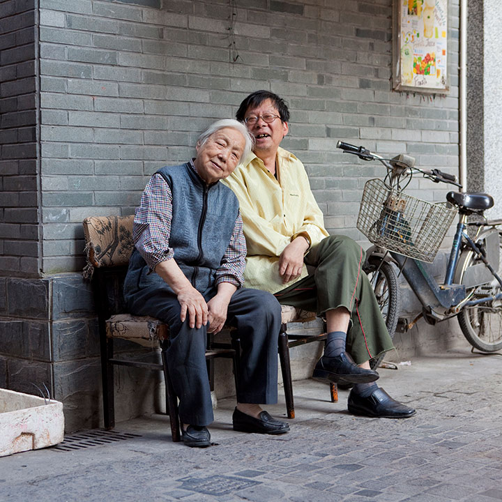 Portrait d'un vieux couple dans les rues de Shanghai