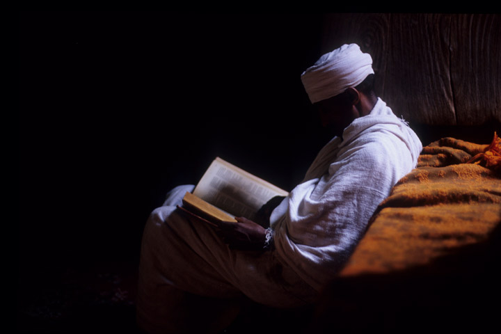 Homme qui lit un livre en Ethiopie