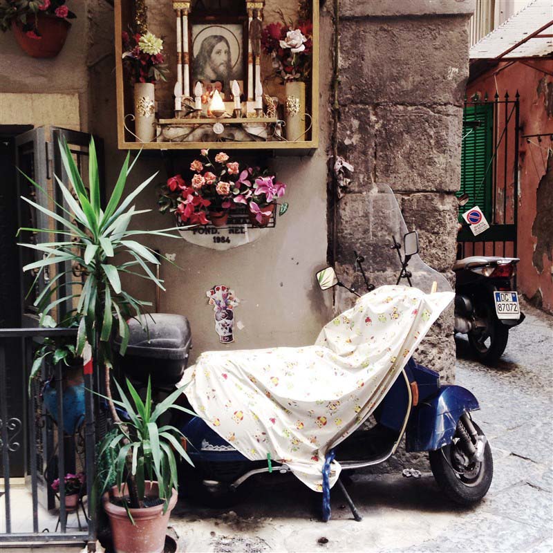 Scooter dans les rues de Naples