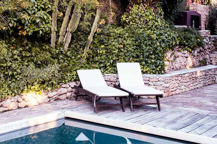 Joli jardin avec piscine à Ibiza