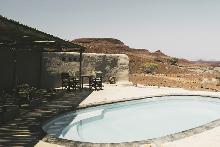 Jolie piscine de Namibie