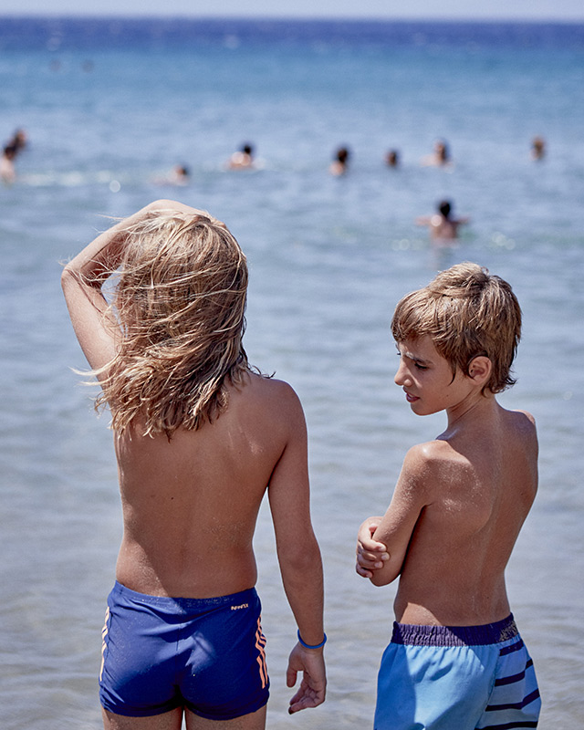 Enfants à la plage en Grèce