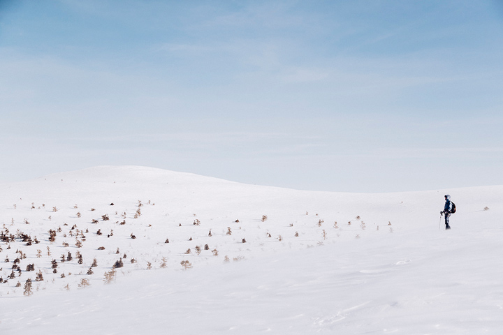 promeneur dans la neige en Laponie
