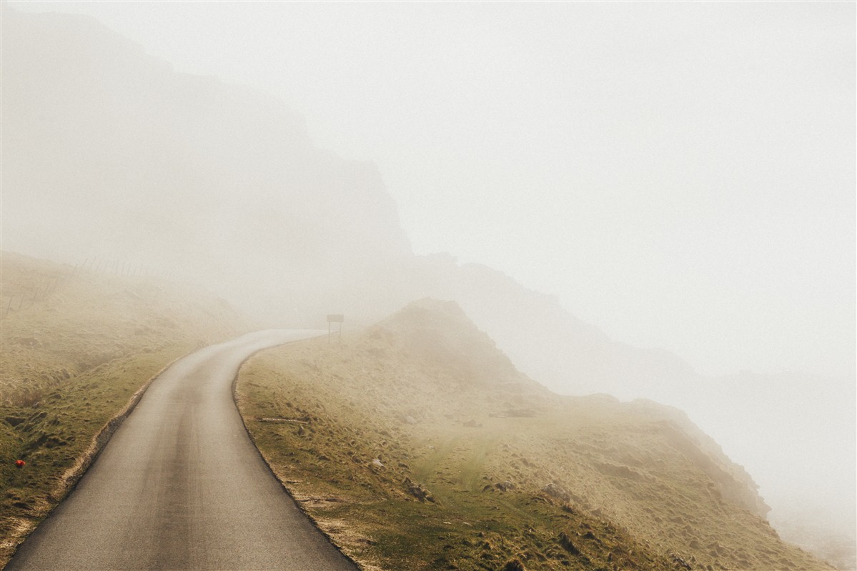Route dans la brume en Ecosse