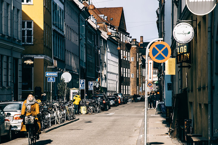rue ensoleillée de Copenhague