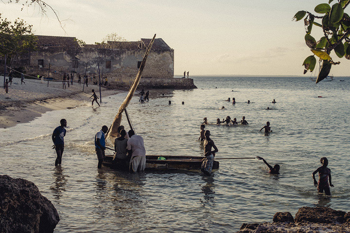 scène de vie sur la plage du Mozambique