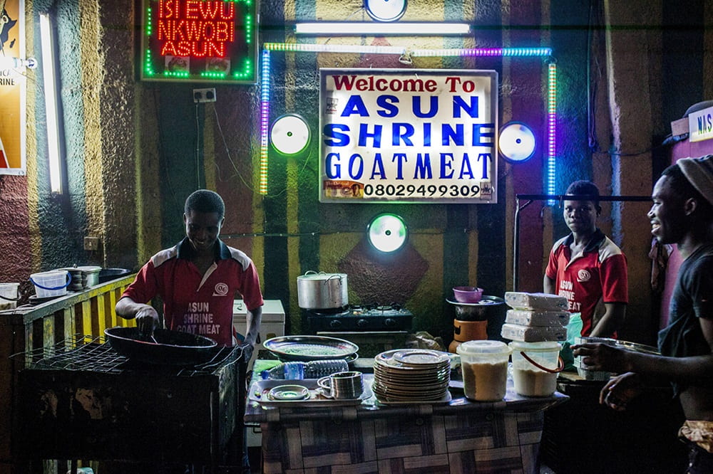 Street food la nuit à Lagos