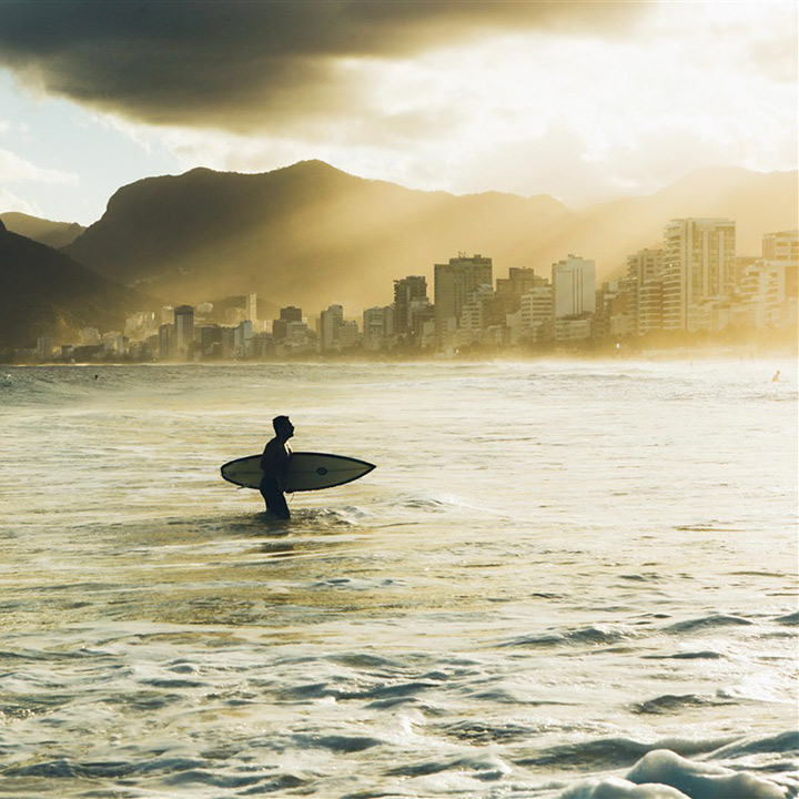 Homme qui fait du surf au Brésil