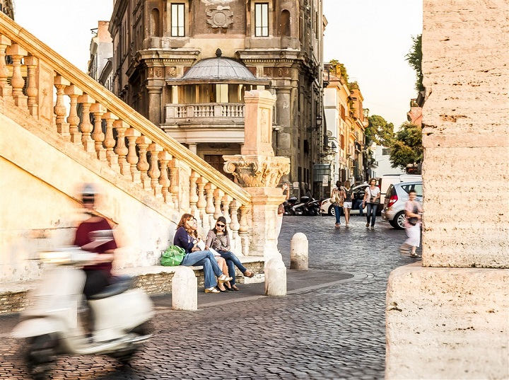 Scooter dans les rues de Rome