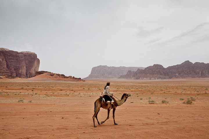 Femme dans un désert de Jordanie