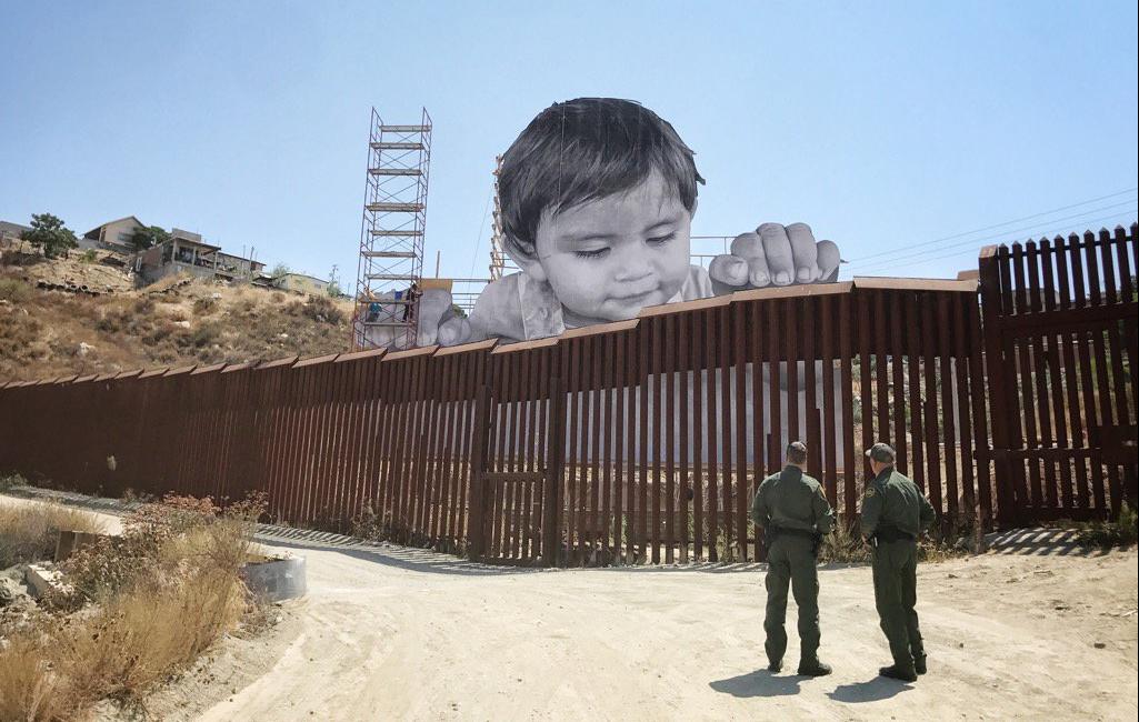 Un enfant mexicain passe la frontière avec JR